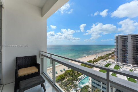 Condo in Miami Beach, Florida, 2 bedrooms  № 1953372 - photo 1