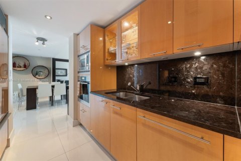 Condo in Miami Beach, Florida, 2 bedrooms  № 1953372 - photo 13