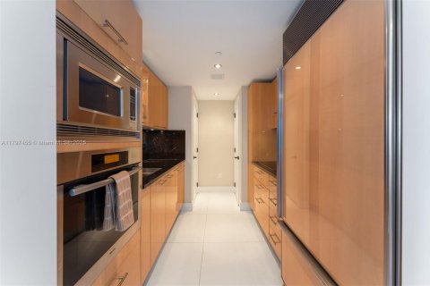 Condo in Miami Beach, Florida, 2 bedrooms  № 1953372 - photo 12