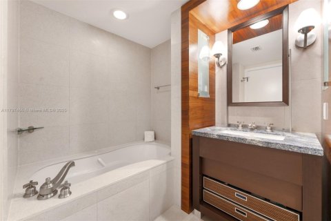Condo in Miami Beach, Florida, 2 bedrooms  № 1953372 - photo 8