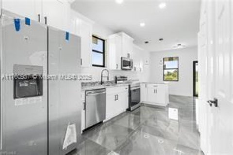House in Lehigh Acres, Florida 3 bedrooms № 1860483 - photo 18