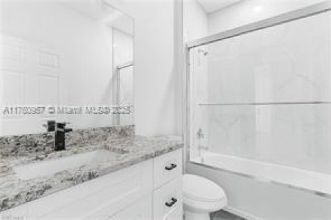 House in Lehigh Acres, Florida 3 bedrooms № 1860483 - photo 5