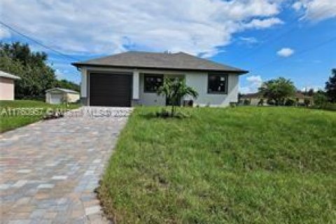 House in Lehigh Acres, Florida 3 bedrooms № 1860483 - photo 1