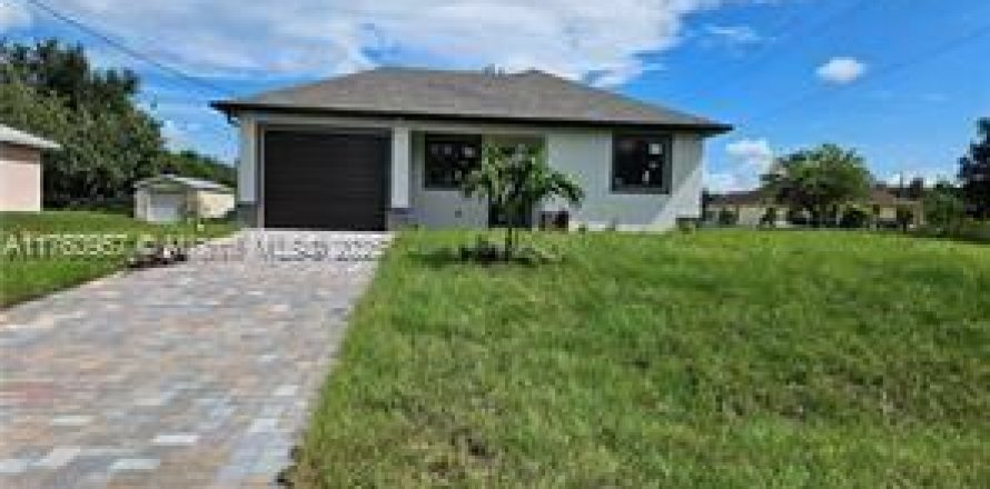 House in Lehigh Acres, Florida 3 bedrooms № 1860483