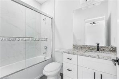 House in Lehigh Acres, Florida 3 bedrooms № 1860483 - photo 10