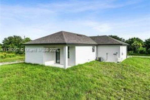 House in Lehigh Acres, Florida 3 bedrooms № 1860483 - photo 12