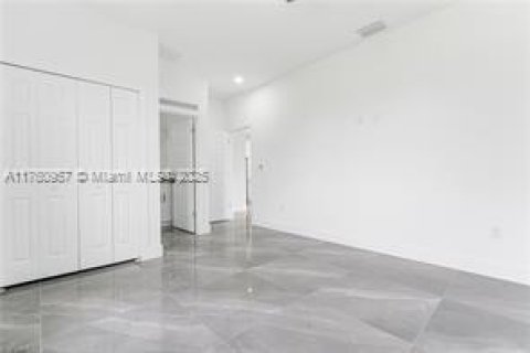 House in Lehigh Acres, Florida 3 bedrooms № 1860483 - photo 11