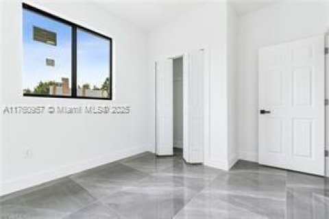 House in Lehigh Acres, Florida 3 bedrooms № 1860483 - photo 3