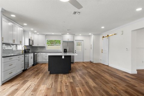 Купить виллу или дом в Тарпон-Спрингс, Флорида 8 комнат, 205.5м2, № 2110723 - фото 11