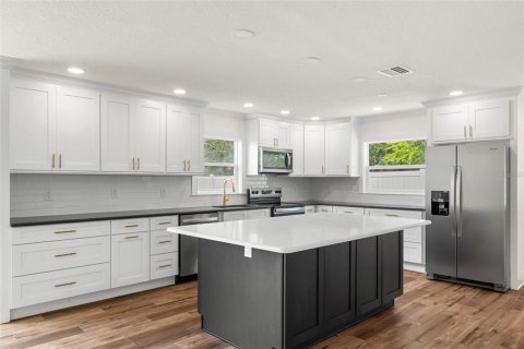Купить виллу или дом в Тарпон-Спрингс, Флорида 8 комнат, 205.5м2, № 2110723 - фото 12