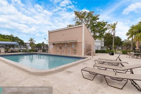 Condo in Tamarac, Florida, 2 bedrooms  № 1182241 - photo 1