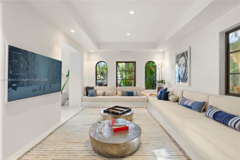 House in Miami Beach, Florida 5 bedrooms, 436.36 sq.m. № 1955187 - photo 12