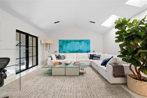 House in Miami Beach, Florida 5 bedrooms, 436.36 sq.m. № 1955187 - photo 20