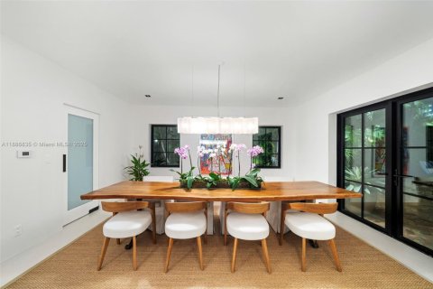 House in Miami Beach, Florida 5 bedrooms, 436.36 sq.m. № 1955187 - photo 16