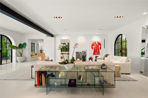 House in Miami Beach, Florida 5 bedrooms, 436.36 sq.m. № 1955187 - photo 9