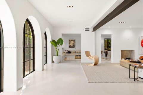 House in Miami Beach, Florida 5 bedrooms, 436.36 sq.m. № 1955187 - photo 10