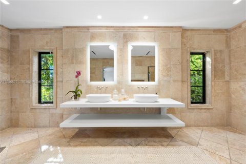 House in Miami Beach, Florida 5 bedrooms, 436.36 sq.m. № 1955187 - photo 28