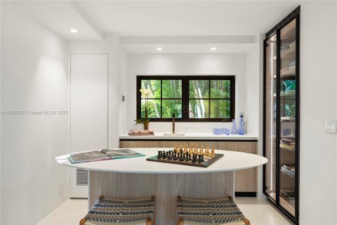 House in Miami Beach, Florida 5 bedrooms, 436.36 sq.m. № 1955187 - photo 14
