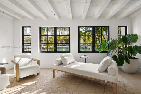 House in Miami Beach, Florida 5 bedrooms, 436.36 sq.m. № 1955187 - photo 26