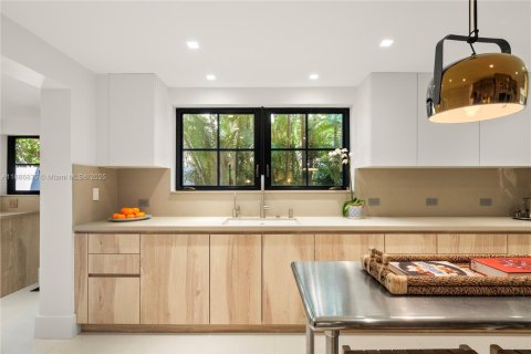 House in Miami Beach, Florida 5 bedrooms, 436.36 sq.m. № 1955187 - photo 17