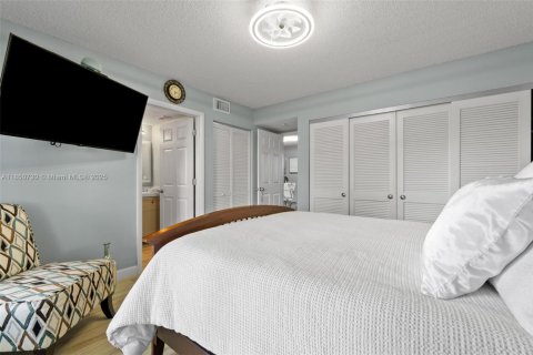 Condo in West Palm Beach, Florida, 2 bedrooms  № 1961858 - photo 17