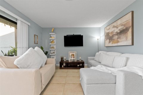 Condo in West Palm Beach, Florida, 2 bedrooms  № 1961858 - photo 11