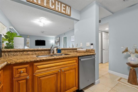 Condo in West Palm Beach, Florida, 2 bedrooms  № 1961858 - photo 8