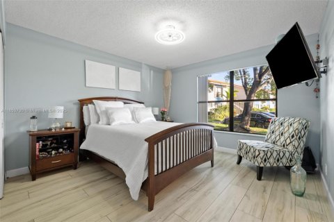 Condo in West Palm Beach, Florida, 2 bedrooms  № 1961858 - photo 16