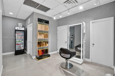 Commercial property in Hialeah, Florida № 2191764 - photo 8