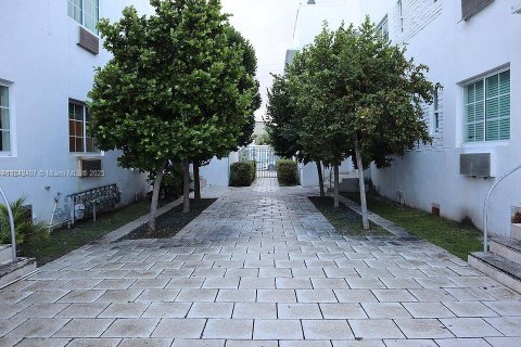 Condo in Miami Beach, Florida, 1 bedroom  № 1851991 - photo 4