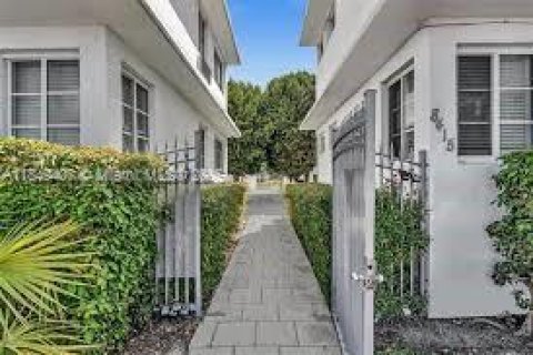 Condo in Miami Beach, Florida, 1 bedroom  № 1851991 - photo 1