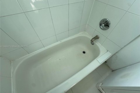 Condo in Miami Beach, Florida, 1 bedroom  № 1851991 - photo 23