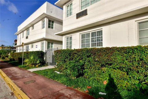 Condo in Miami Beach, Florida, 1 bedroom  № 1851991 - photo 2