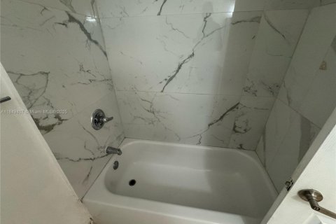 Condo in Miami Beach, Florida, 1 bedroom  № 1851991 - photo 12