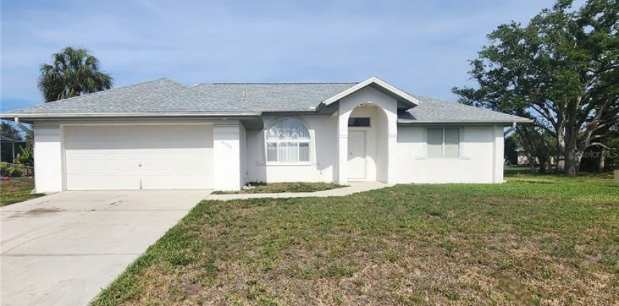 House in Port Charlotte, Florida 3 bedrooms, 120.4 sq.m. № 1744425