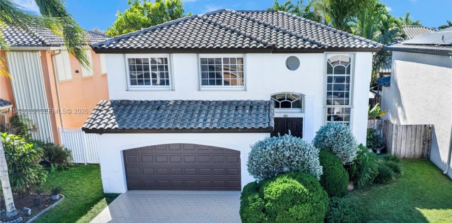 Дом в Майами, Флорида 4 спальни, 236.25м2 № 2005482