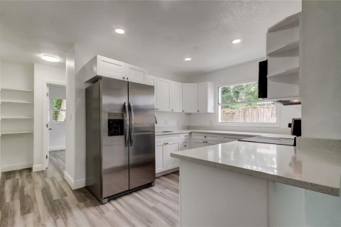 House in Tampa, Florida 3 bedrooms, 100.33 sq.m. № 1893706 - photo 15