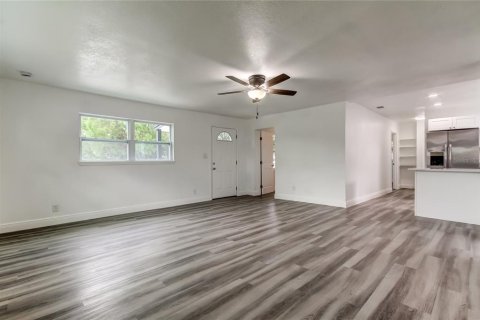 House in Tampa, Florida 3 bedrooms, 100.33 sq.m. № 1893706 - photo 4
