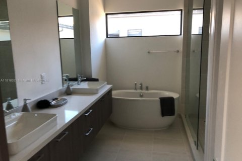 Casa en venta en Doral, Florida, 3 dormitorios, 204.76 m2 № 1775298 - foto 11