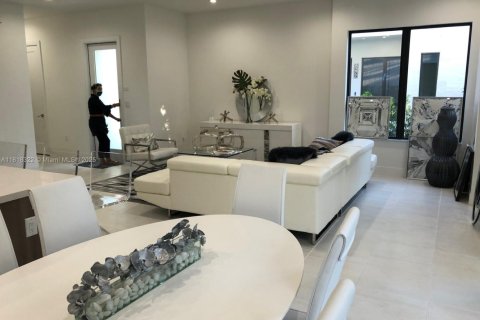 Casa en venta en Doral, Florida, 3 dormitorios, 204.76 m2 № 1775298 - foto 3