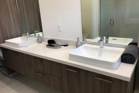 Casa en venta en Doral, Florida, 3 dormitorios, 204.76 m2 № 1775298 - foto 2