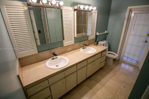 Casa en alquiler en Miami, Florida, 3 dormitorios, 179.77 m2 № 1932770 - foto 22