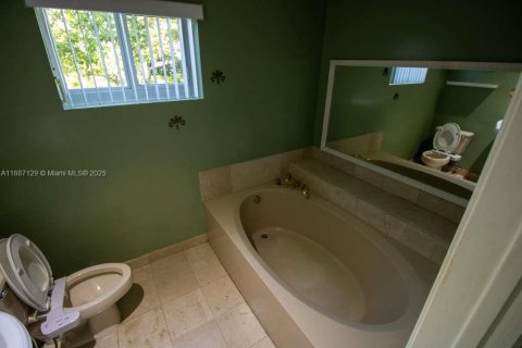 Casa en alquiler en Miami, Florida, 3 dormitorios, 179.77 m2 № 1932770 - foto 26