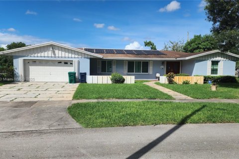 Casa en alquiler en Miami, Florida, 3 dormitorios, 179.77 m2 № 1932770 - foto 1