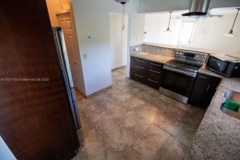 Casa en alquiler en Miami, Florida, 3 dormitorios, 179.77 m2 № 1932770 - foto 30