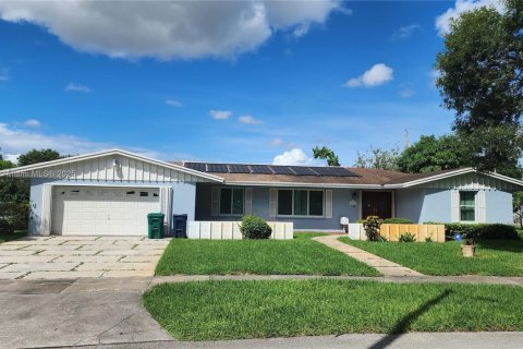 Casa en alquiler en Miami, Florida, 3 dormitorios, 179.77 m2 № 1932770 - foto 2