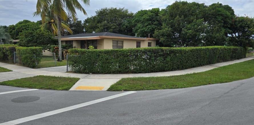 Villa ou maison à Miami, Floride 3 chambres, 139.63 m2 № 2082402