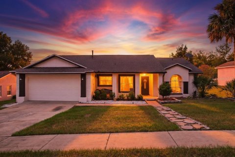 House in Clermont, Florida 3 bedrooms, 134.15 sq.m. № 2324894