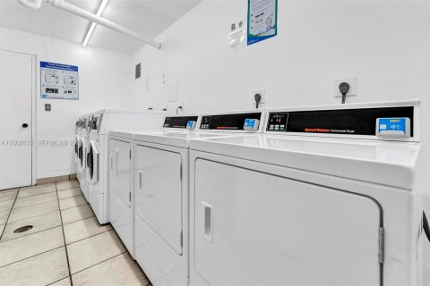 Купить кондоминиум в Халландейл-Бич, Флорида 2 спальни, 104.98м2, № 2066353 - фото 25