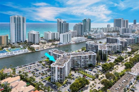 Кондоминиум с 2 спальнями в Халландейл-Бич, Флорида № 2066353